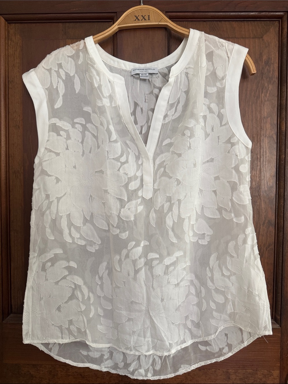 Katherine Barclay White Floral Sleeveless V-Notch Camisole